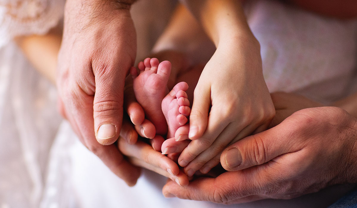 Eltern halten Füßchen vom Baby